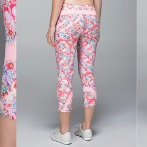 Lululemon Run: Inspire Crop II Flowabunga size 6